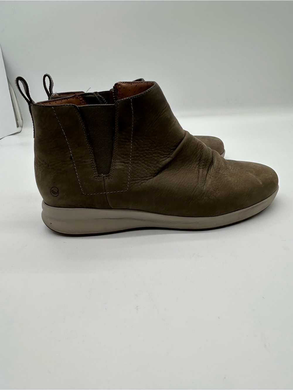 Clark’s Unstructured Ankle Boots In Olive Green Suede size 10